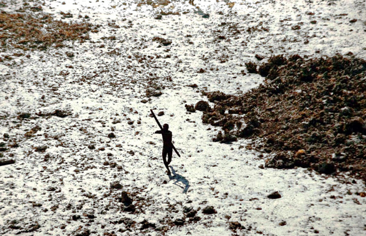 Indian Coastguard/Survival International📷После цунами в 2004 году один из сентинельцев выстрелил из лука в вертолет