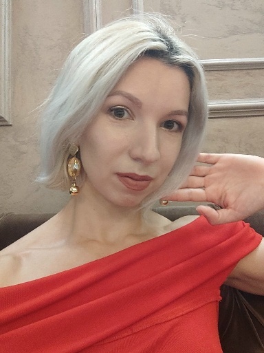 Если вдруг кто-то забыл(а), как выглядит владелица канала)