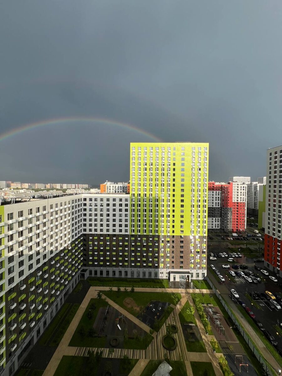 Слияние стихий над моим домом. Радуга, гроза, солнце, тучи, град - все сразу - 13 августа 2025 года. Московская область, рабочий посёлок Дрожжино.