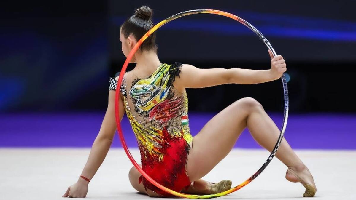 
Фото: IMAGO/Beautiful Sports
Призер чемпионата мира-2023 Фанни Пигницки из Венгрии посвятила свою программу с обручем легенде Формулы 1, бразильцу Айртону Сенне