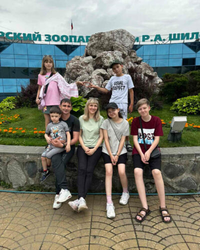 Анна с мужем и детьми. Здесь детей еще пятеро. Через неделю в семье появится младший сын Артем.