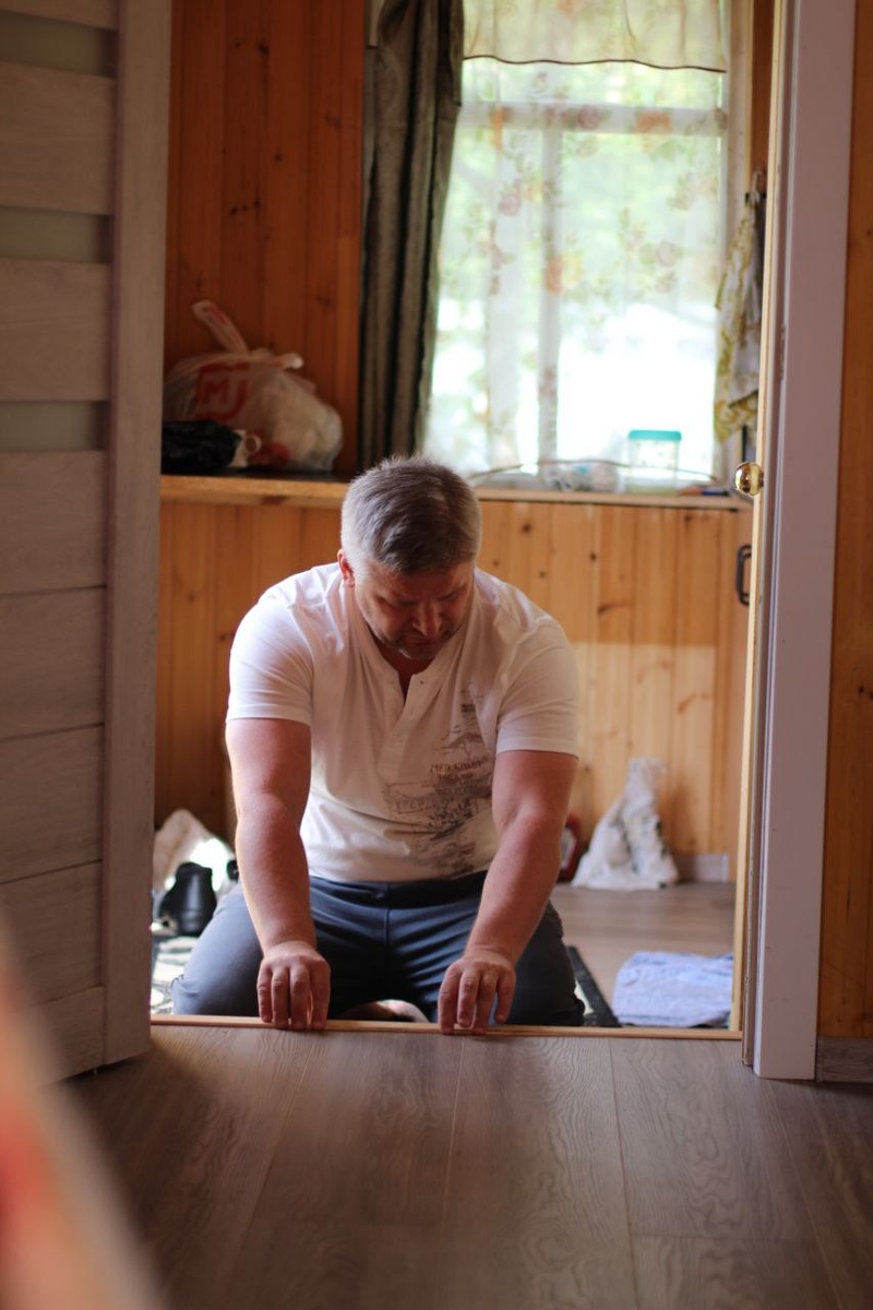 Муж чинит порог