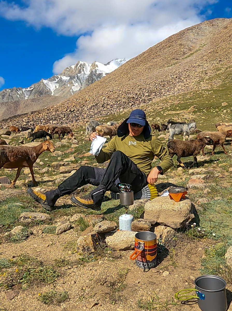 Пока завтракали,  нас окружили козы и овцы