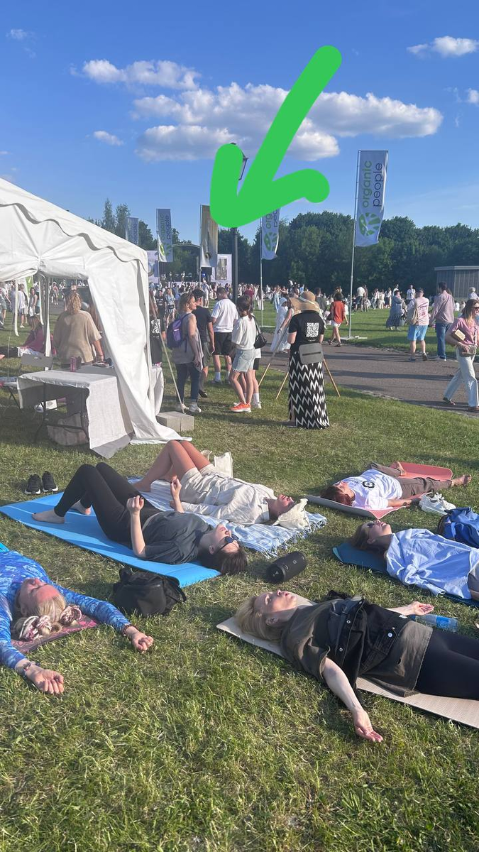 Вот отсюда играла громкая музыка