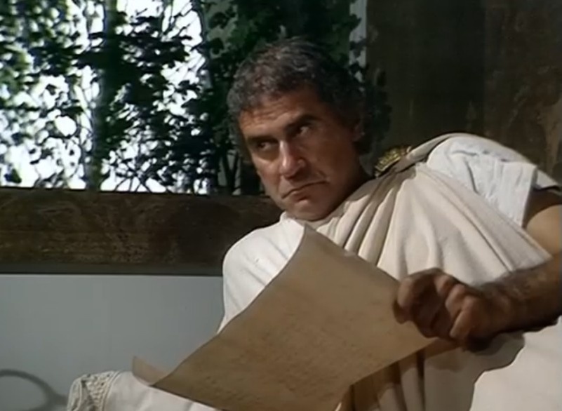 Тиберий в ссылке на Родосе. Кадр из фильма "Я, Клавдий" (1976).
