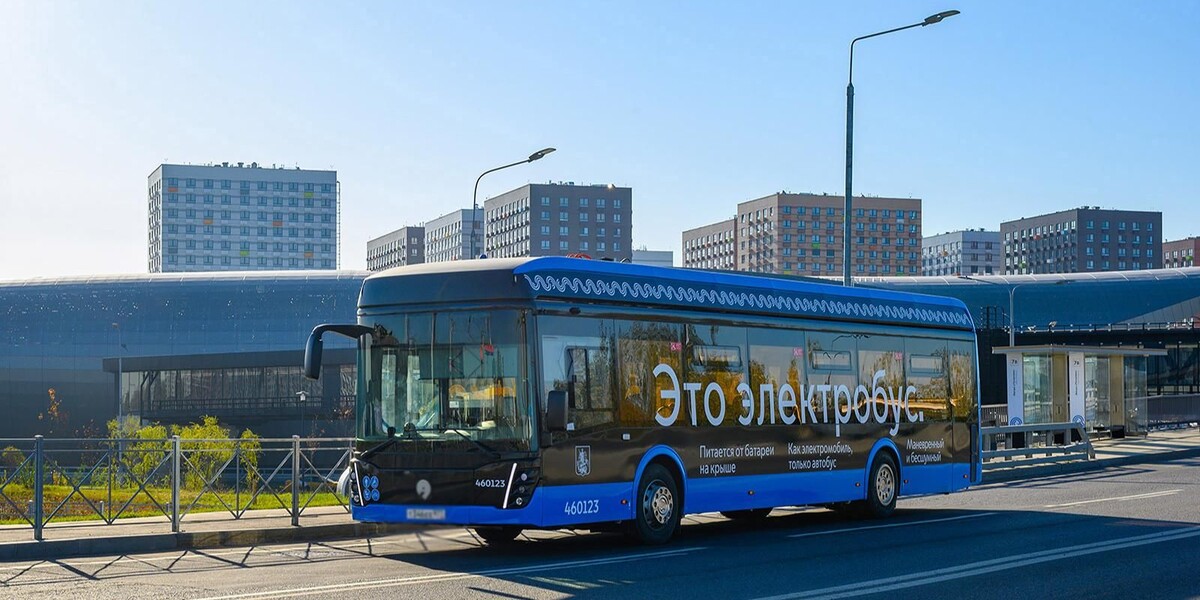 📷 1.1: Электробус у наземной футуристичной станции «Потапово» Сокольнической линии — словно у борта инопланетного «звёздолёта» (вид с улицы) | пресс-служба Департамента транспорта и развития дорожно-транспортной инфраструктуры города Москвы. mos.ru