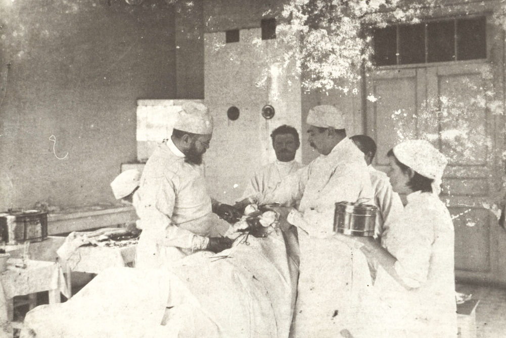 В. Ф. Войно-Ясенецкий в операционной. 1904.