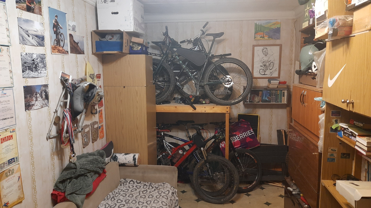 Да-да, лежу слева на диванчике и созерцаю :)