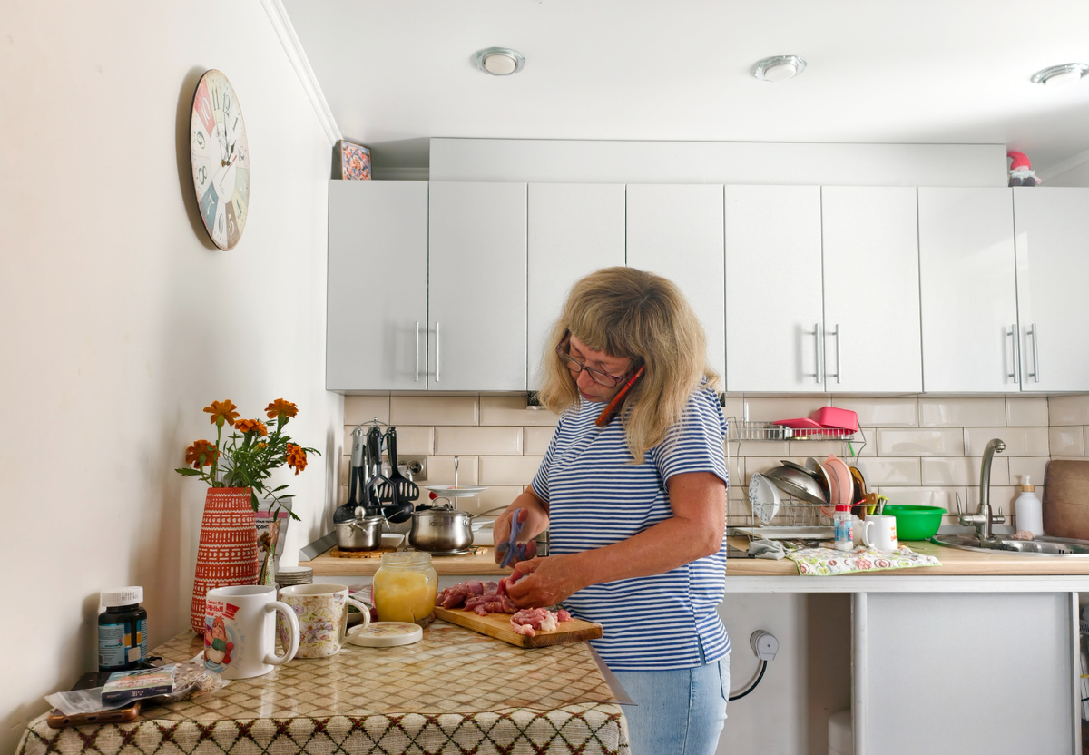 Оля на кухне