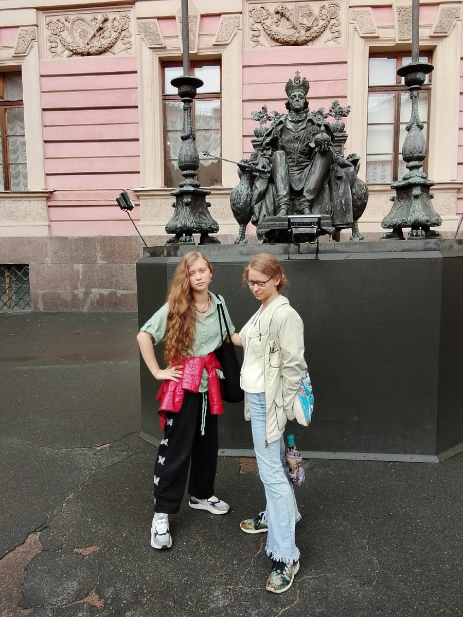 У памятника Павлу первого во дворе Ихацловмего замка, где царь и был убит