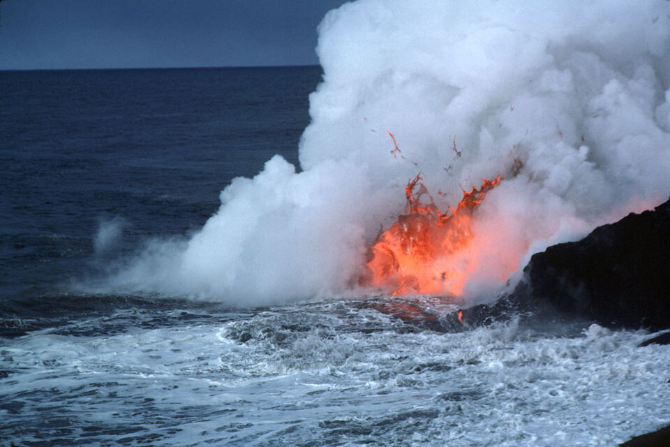 https://upload.wikimedia.org/wikipedia/commons/thumb/d/db/Limu_o_Pele.jpg/960px-Limu_o_Pele.jpg