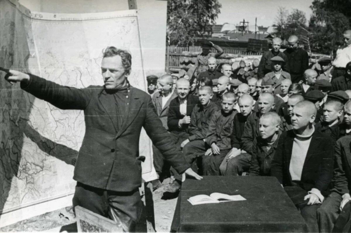    Детям прививали любовь к Родине.