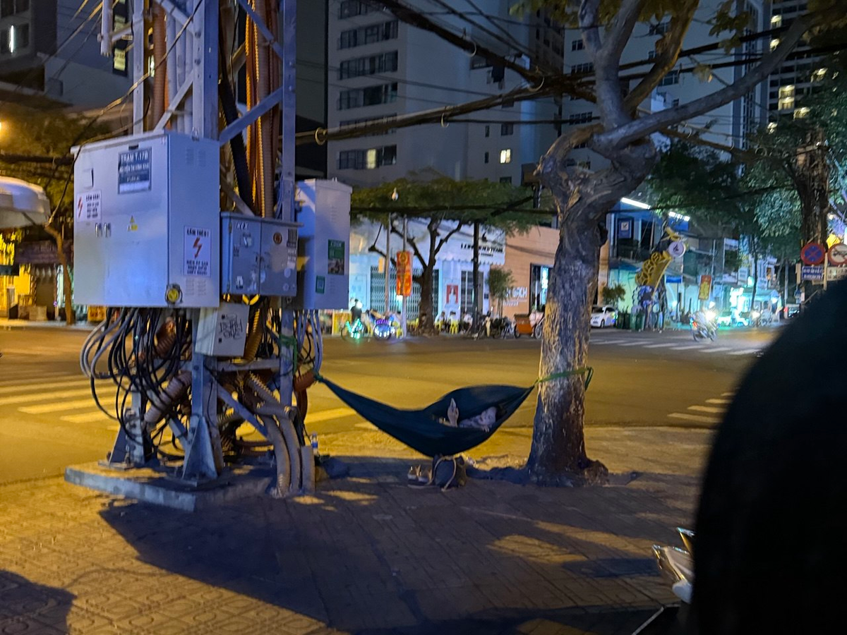 Вьетнамская непосредственность: хочешь отдохнуть - разложи гамак прямо на улице