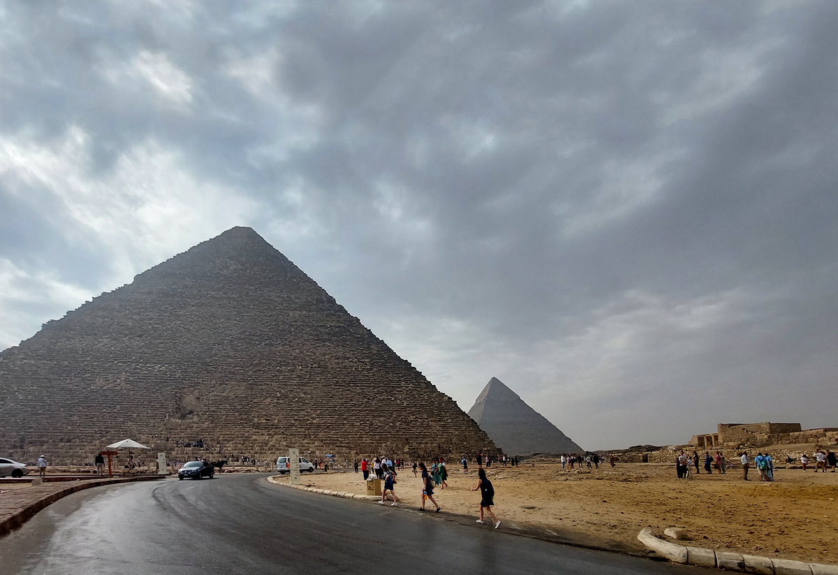 Пирамиды Гизы в пригороде Каира. Египет.