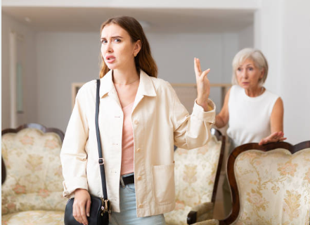 — Так когда ты собиралась сказать мне об увольнении? — свекровь появилась на пороге, — Живёшь тут в своё удовольствие, а мой сын вас кормит