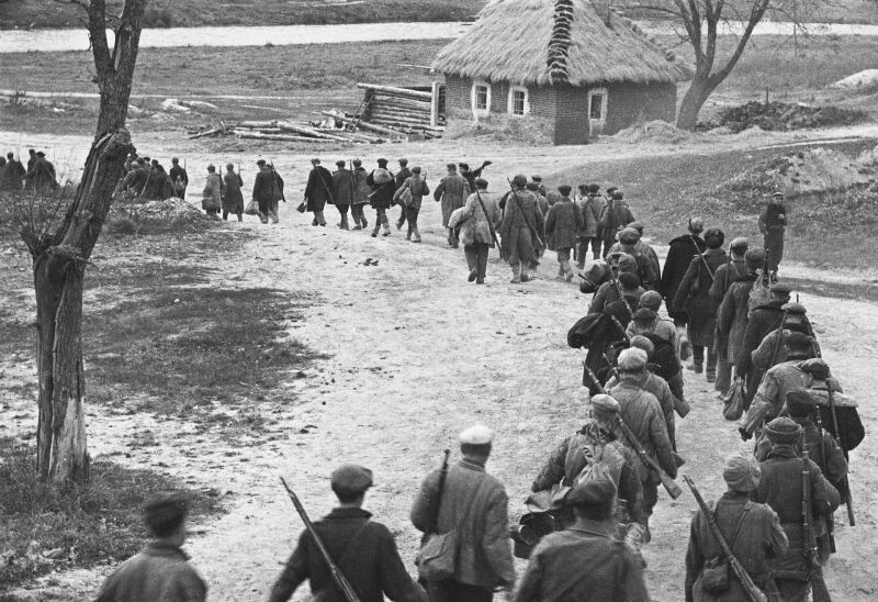 Партизаны Брянской области уходят на задание. waralbum.ru