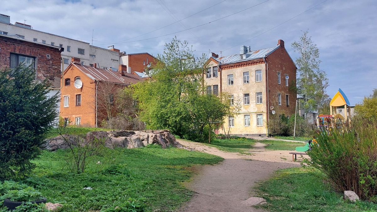 Несмотря на разнобой стилей, разное время постройки зданий и обветшалость, дворик получился уютным.