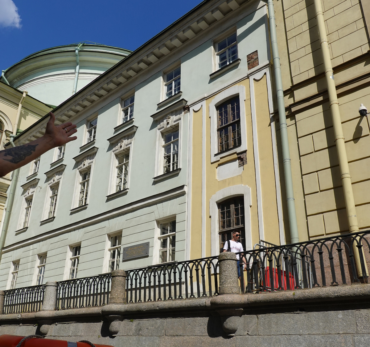 Два окна на желтом фоне, да несколько помещений внутри – то немногое, что сохранилось от дворца