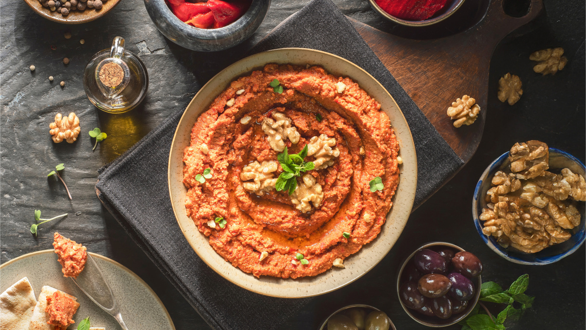 Грузинский соус из болгарского перца с орехами, простой рецепт.