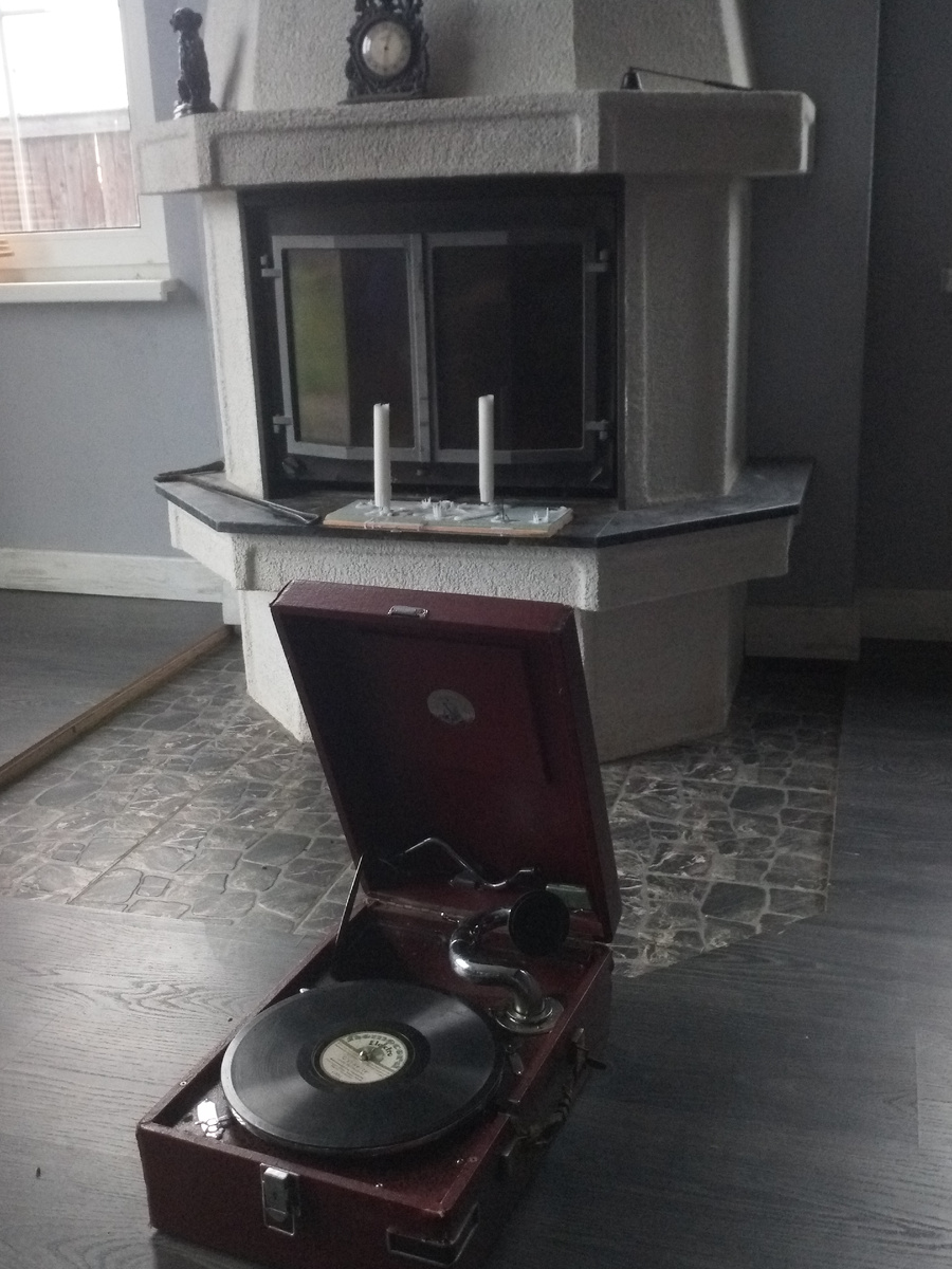 На камине виден колпачок для тушения свечей. Вещь современная, но вполне могла быть и средневековой