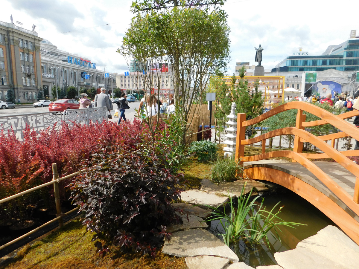 В 2022 году на площади 1905 года "Атмофест" тоже делал красиво - только зной растениям мешал. Фото автора.
