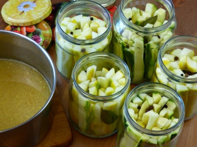 Мариную остренькие горчичные кабачки по-новому: вкусные, хрустящие - хоть сразу банки открывай. Идея для крупных кабачков и 3 хитрости