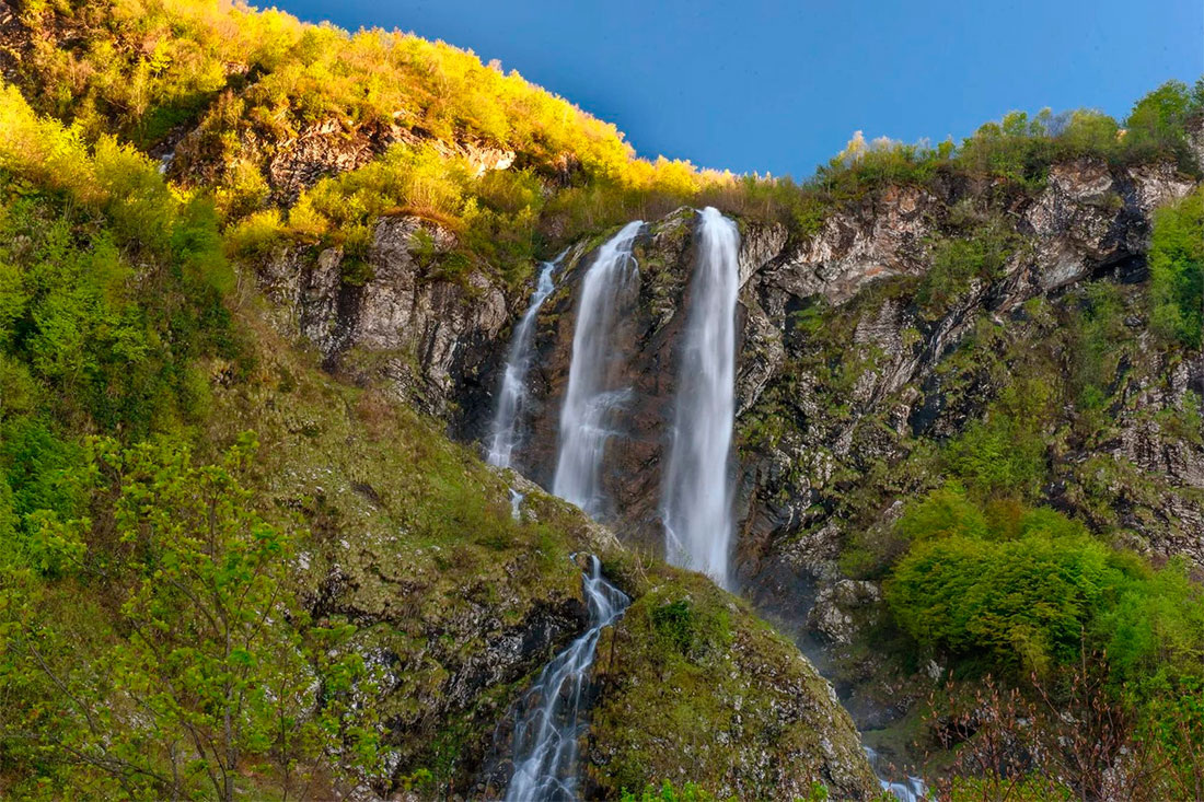 https://tripplanet.ru/wp-content/uploads/europe/russia/krasnaya-polyana/polikarya-waterfall-1.jpg