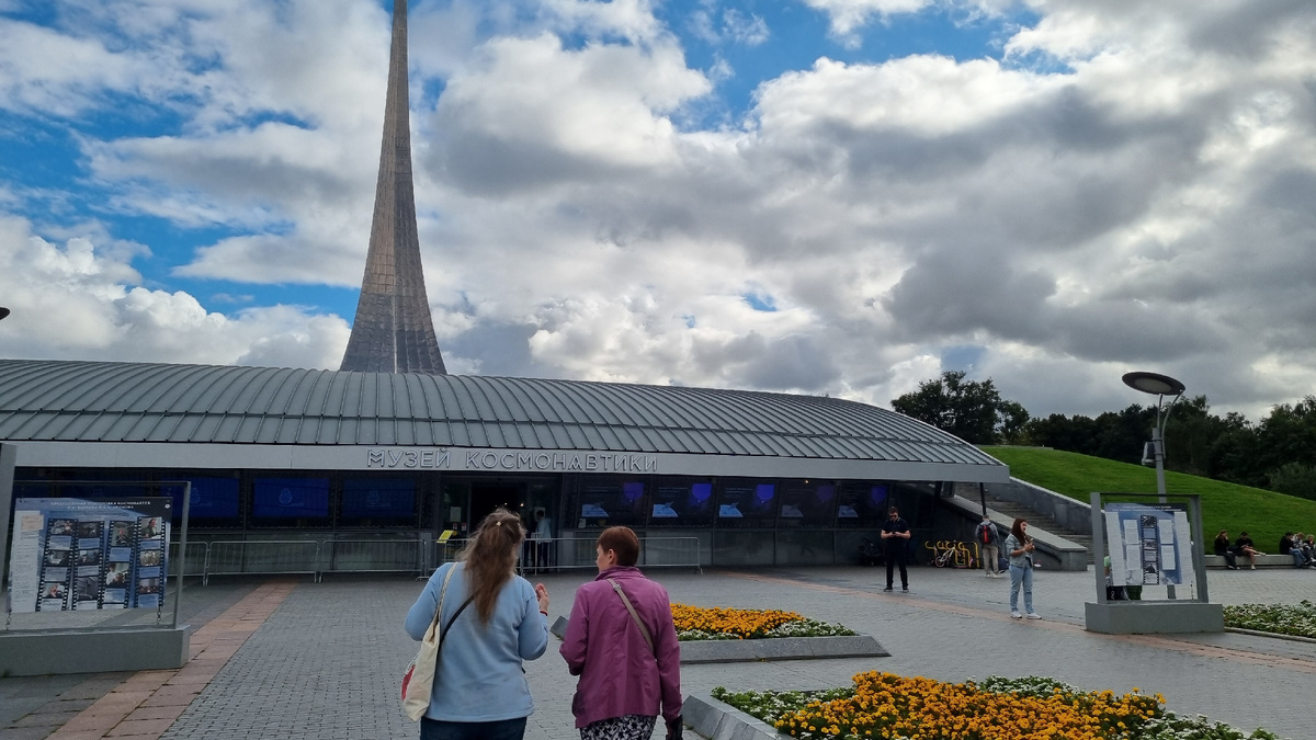 Конечно снаружи монумент "Покорителям космоса" впечатляет больше, чем здание музея. Но внутрииии