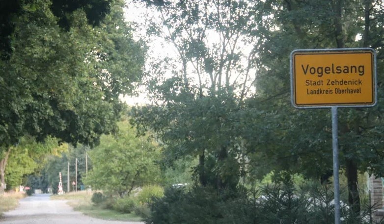 Сразу за табличкой начиналась территория военного гарнизона