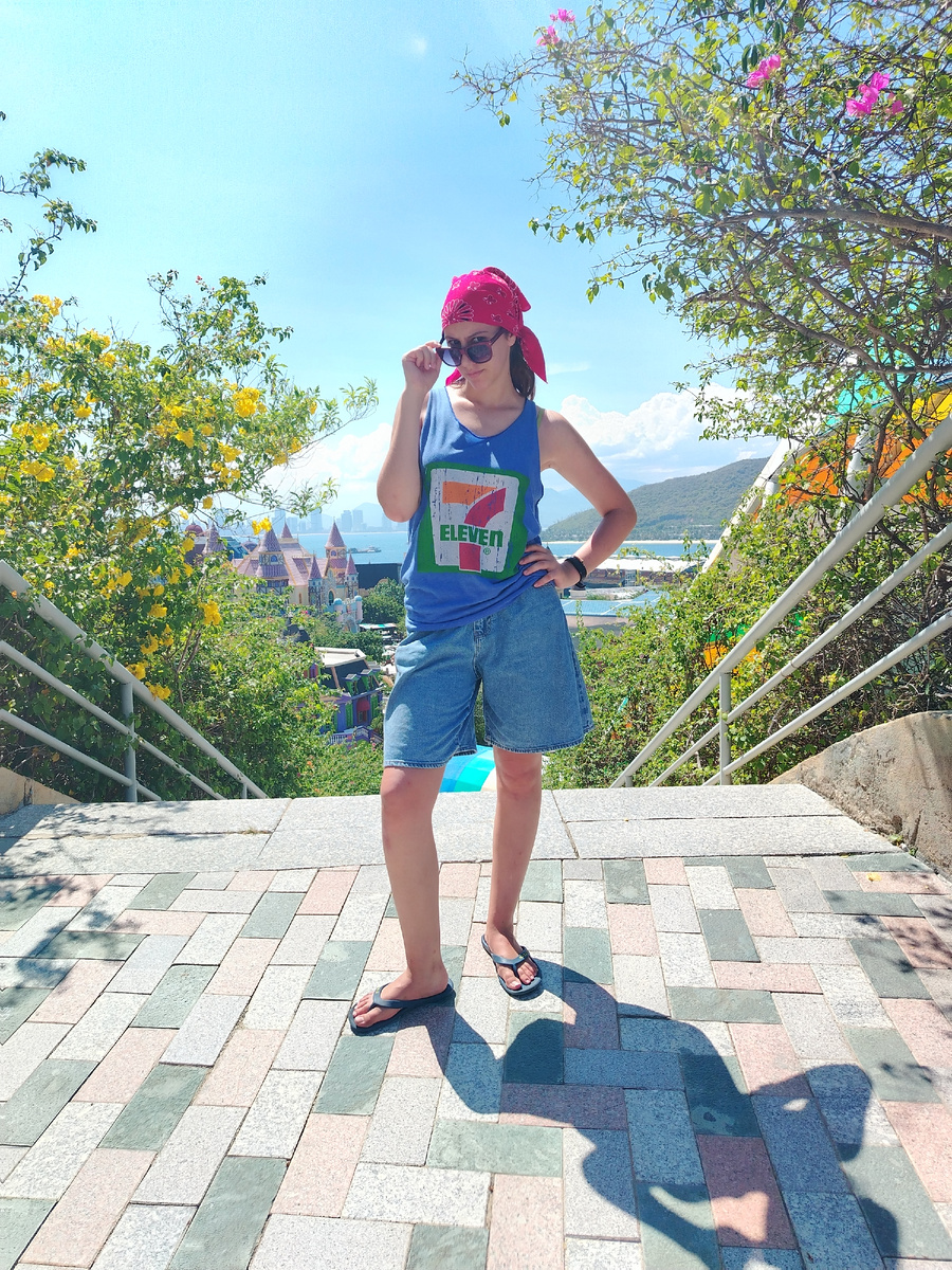 Это я стою на фоне красивого вида с высокой точки парка. 