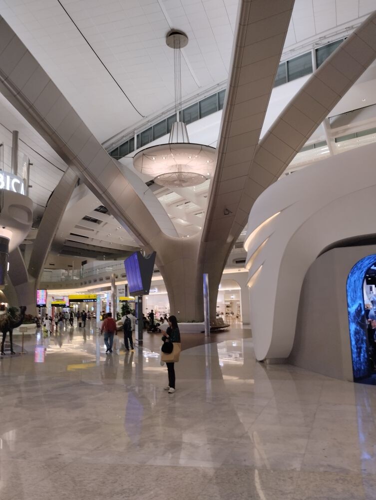 Центральная часть терминала с магазинами и кафешками