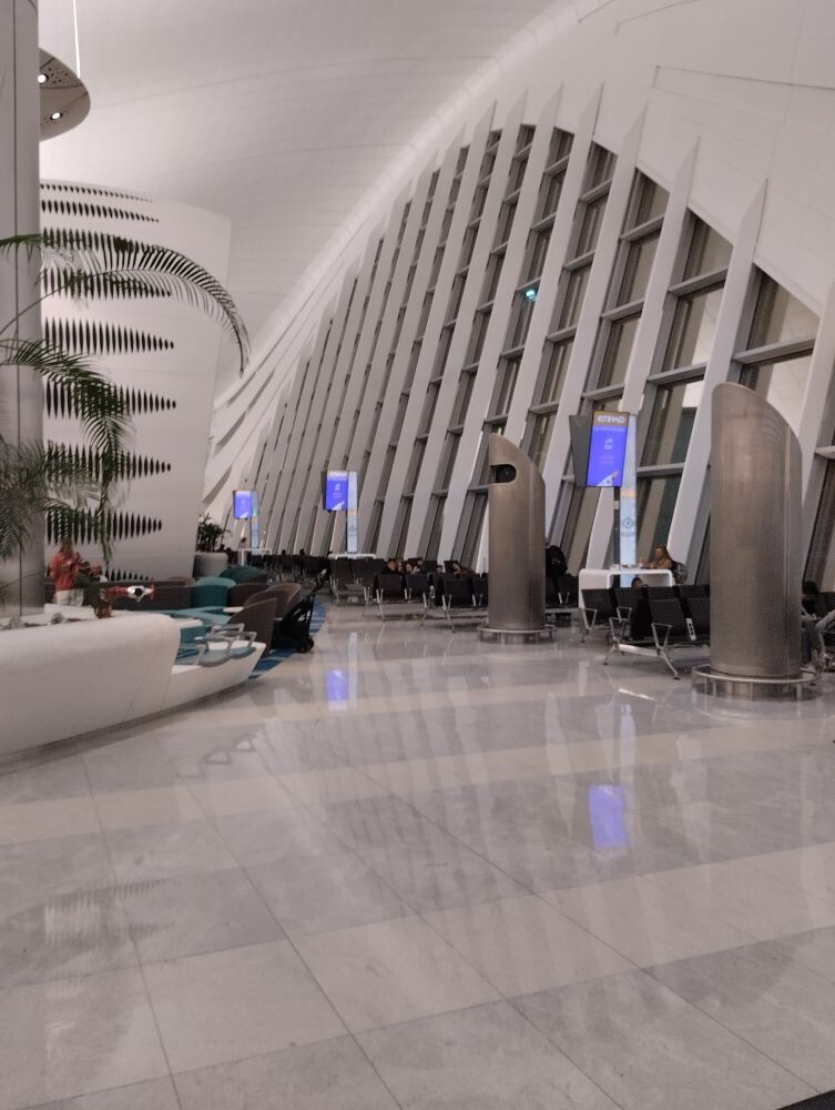 Зал ожидания на один гейт - мест хватит для всех.