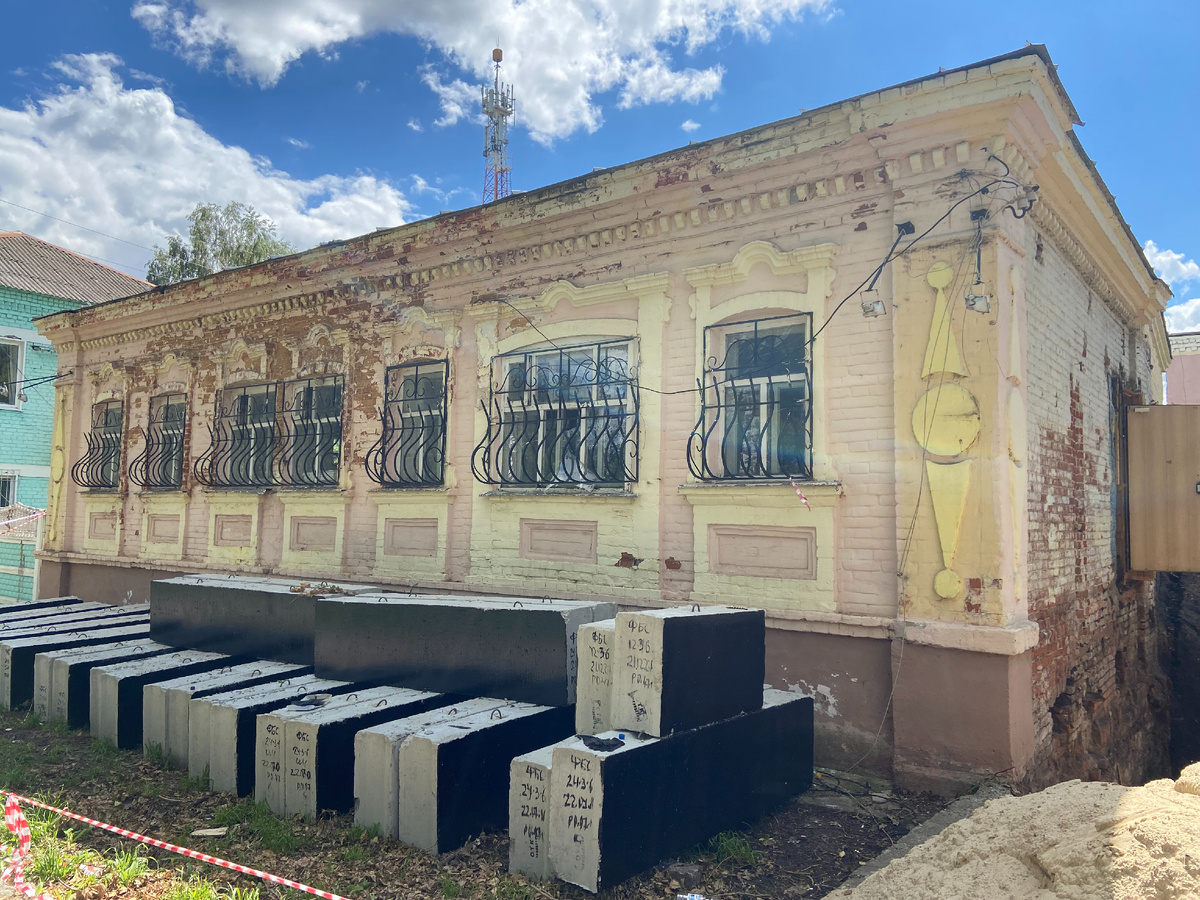 Начало реконструкции, на переднем фоне блоки фундамента будущего пристроя