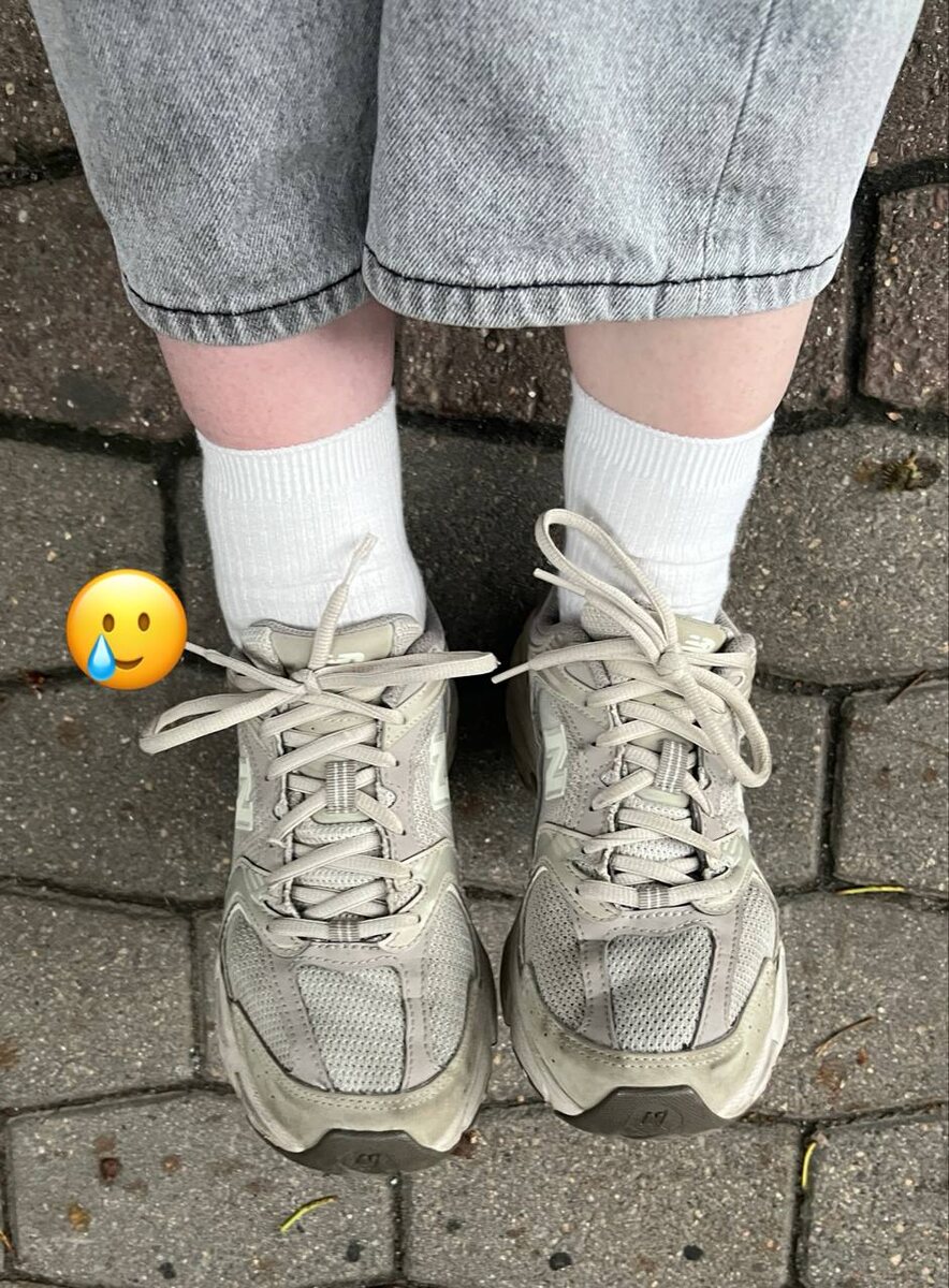 Голеностоп раздулся на глазах, было очень больно и обидно. Я просто играла с ребёнком в мяч...