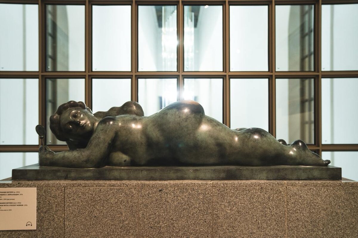 Фернандо Ботеро. Женщина с зеркальцем. 1976. Бронза