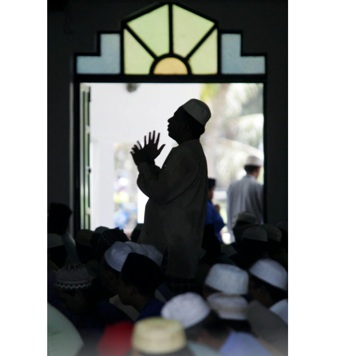 Мужчина молится в одной из мечетей штата