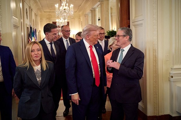    Президент США Дональд Трамп общается с премьер-министром Великобритании Киром Стармером, премьер-министром Италии Джорджей Мелони, генеральным секретарем НАТО Марком Рютте, канцлером Германии Фридрихом Мерцем, президентом Франции Эммануэлем Макроном, президентом Финляндии Александром Стуббом и председателем Европейской комиссии Урсулой фон дер Ляйен, Белый дом, Вашингтон, США, 19 августа 2025 года. Фото: Ukrainian Presidential Press Service / Reuters