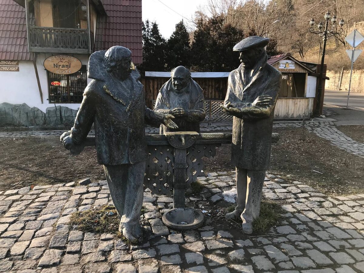 Помните этот фильм? Такой же памятник есть в Грузии! А какой потрясающий был актёрский состав! Находится он в городе Дилижан, где по словам героя Фрунзика Мкртчяна вода наичистейшая  и занимает втрое место после Сан Франциско))