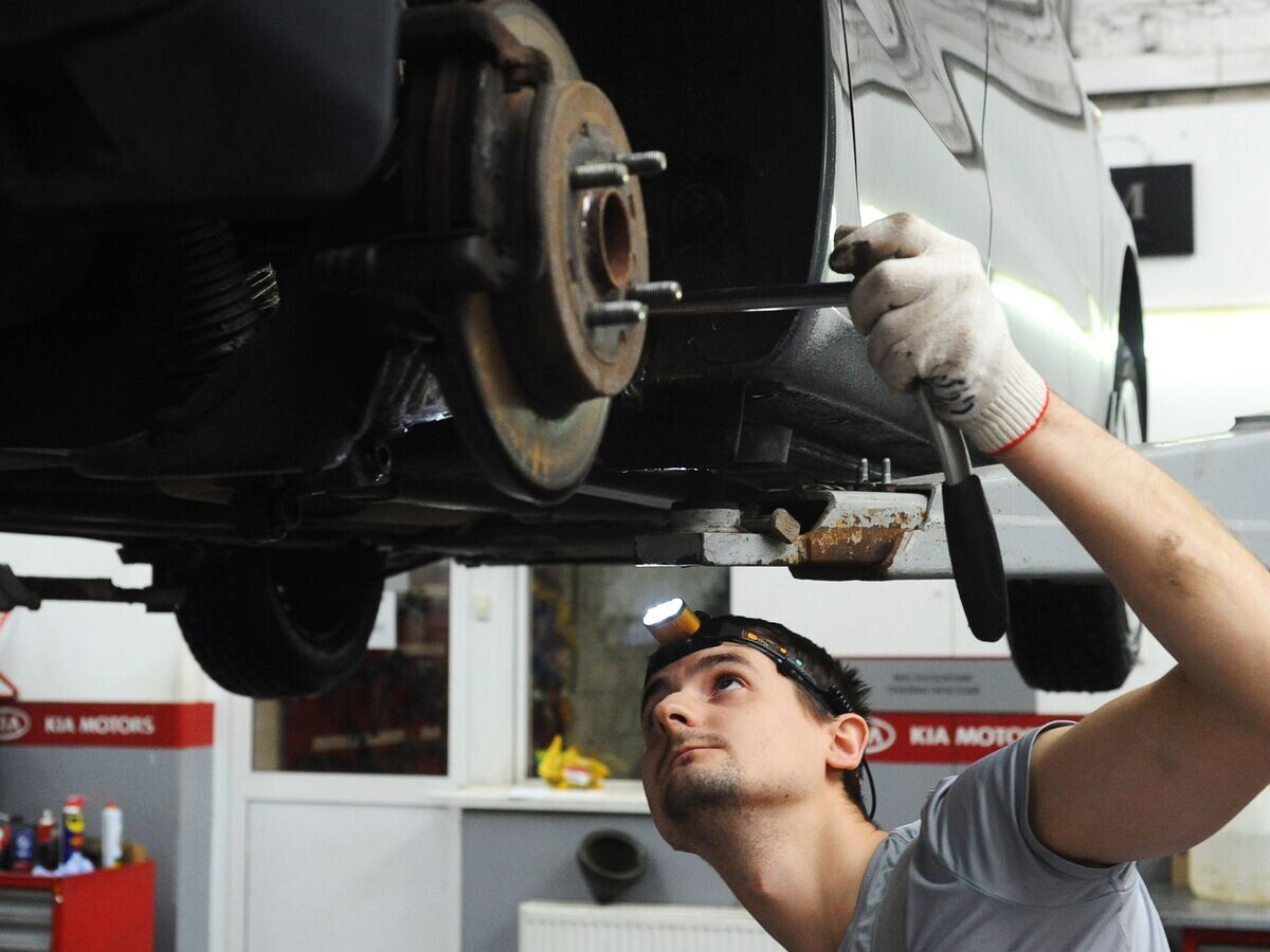    Сотрудник проводит техническое обслуживание автомобиля© РИА Новости / Алексей Сухоруков