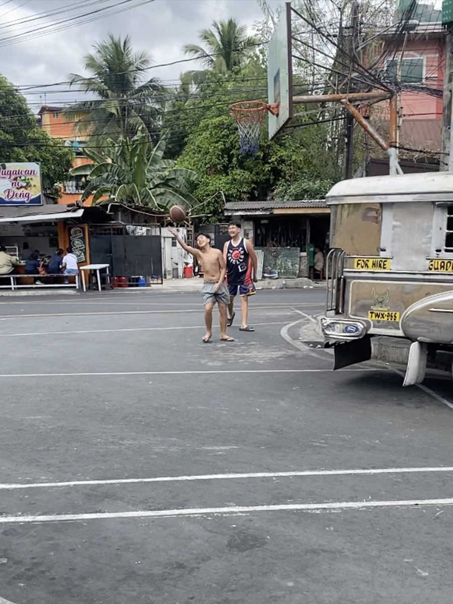 Фото ребят играющих в баскетбол на проезжей части.