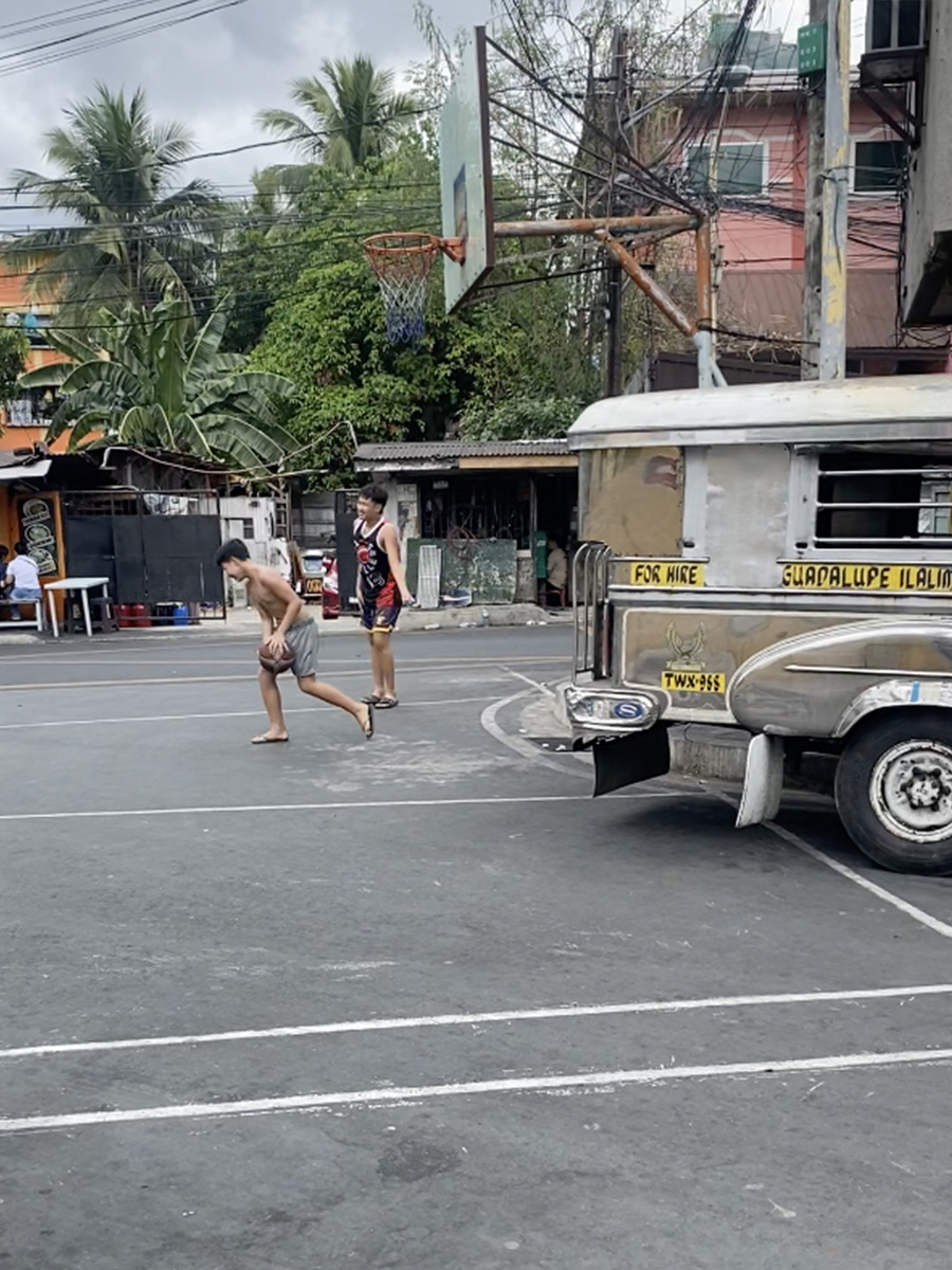 Фото ребят играющих в баскетбол на проезжей части.