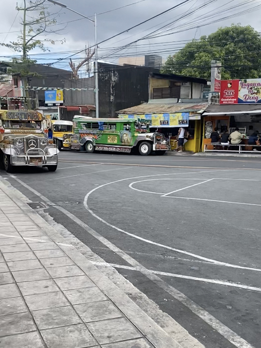 Фото баскетбольной площадки на проезжей части.