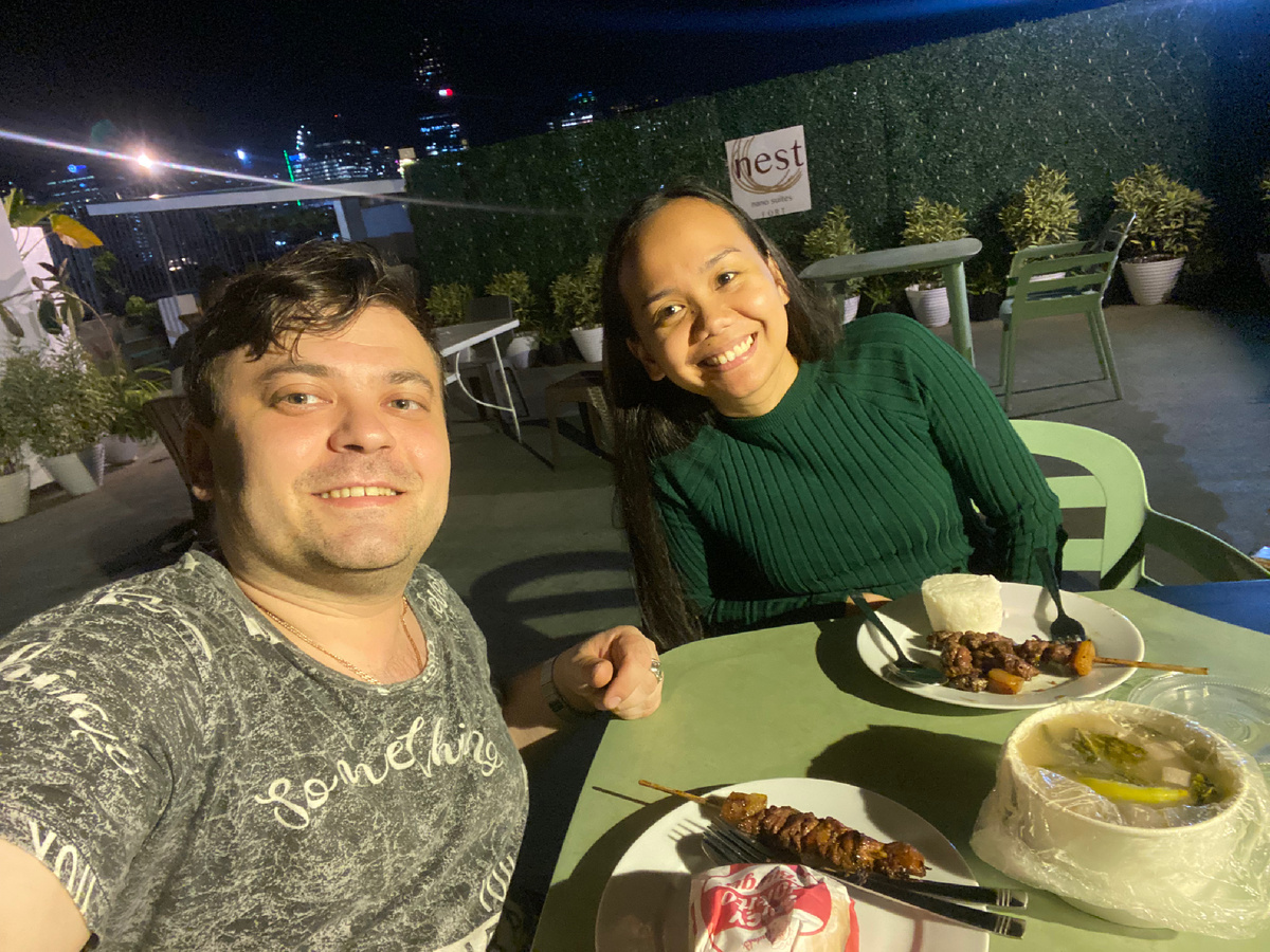 Наше фото на крыше, за романтическим ужином.