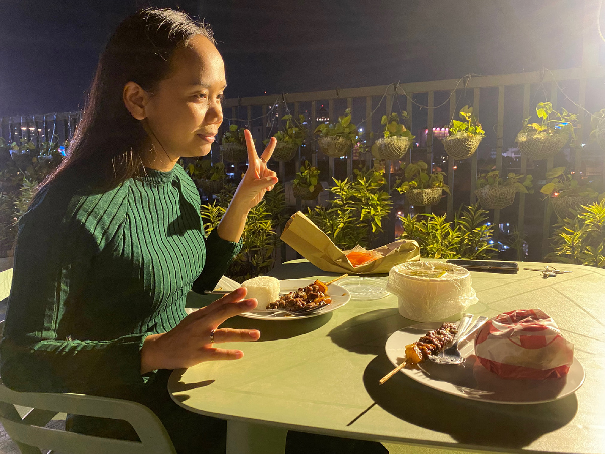 Фото Лили на крыше, за романтическим ужином.