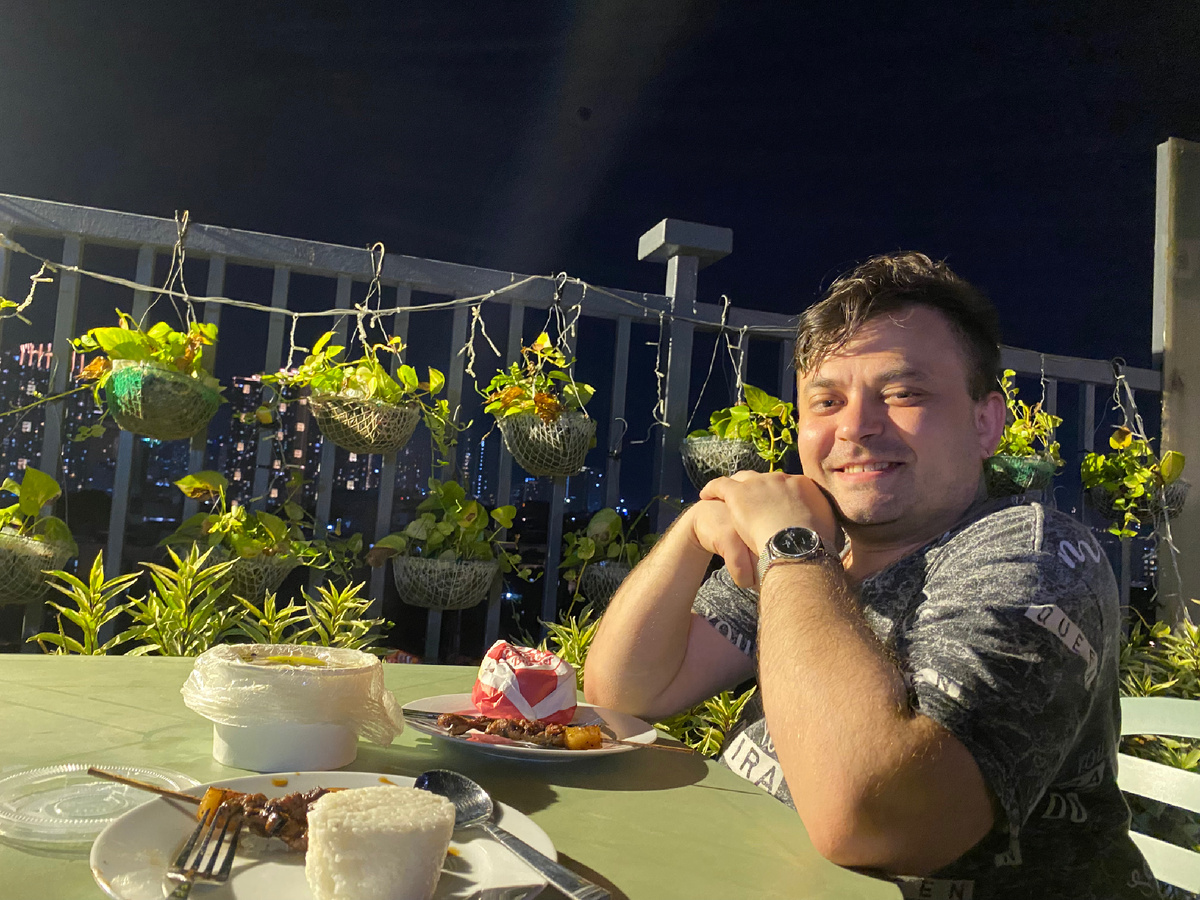 Мое фото на крыше, за романтическим ужином.