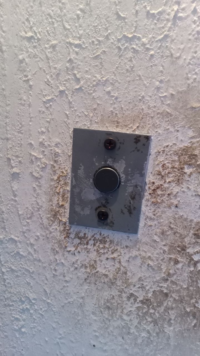 Кнопка выхода в стене.