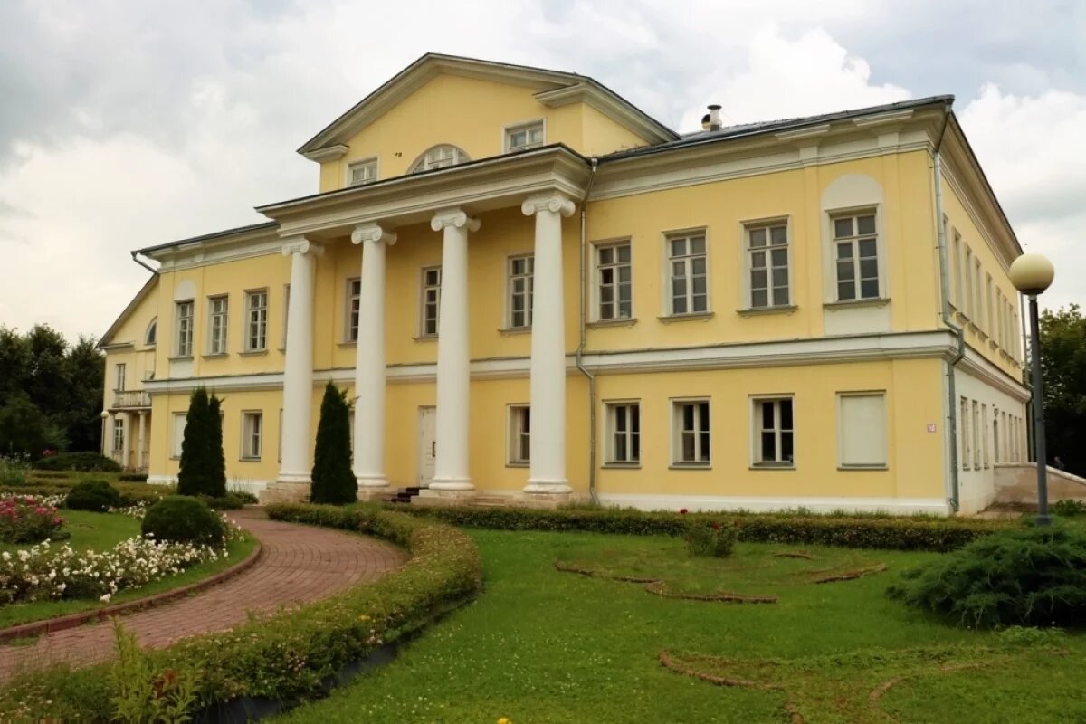    В отличие от парадных резиденций Свиблово было уютным родовым гнездом, которым в разное время владели Плещеевы, Нарышкины и Голицыны.