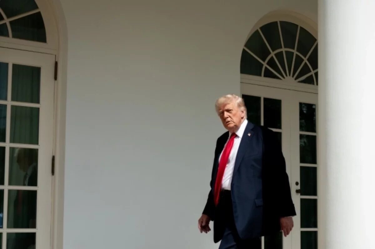    Белый дом: Трамп отказался от отпуска из-за переговоров по Украине