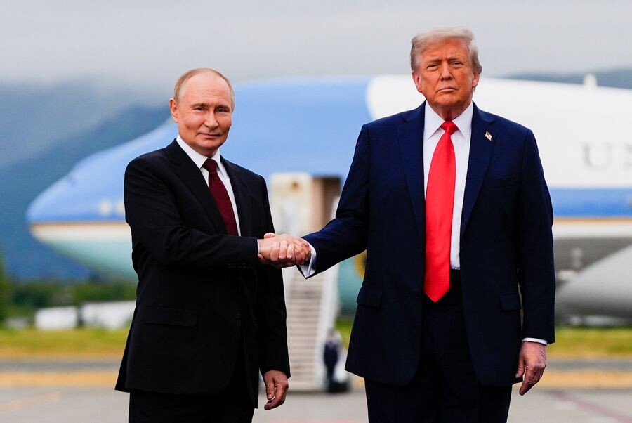    Владимир Путин и Дональд Трамп во время встречи на Аляске / Источник: ©: Julia Demaree Nikhinson/AP/TASS