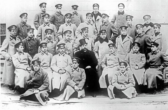 Анненский среди учащихся Царскосельской гимназии. Источник: foma.ru